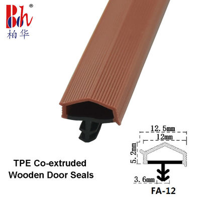 Il sigillo alla porta di legno di colore marrone-rosso spoglia il nastro di tenuta della porta del TPE Weatherstripings 12*5mm