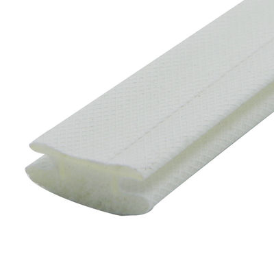 L'unità di elaborazione spuma facendo scorrere le strisce dei sigilli alla porta del guardaroba antiurto con la larghezza di base di 13mm