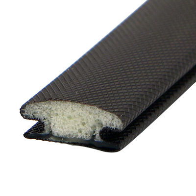 L'unità di elaborazione spuma facendo scorrere le strisce dei sigilli alla porta del guardaroba antiurto con la larghezza di base di 13mm