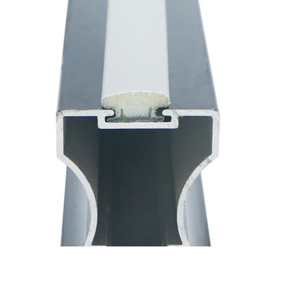 L'unità di elaborazione spuma facendo scorrere le strisce dei sigilli alla porta del guardaroba antiurto con la larghezza di base di 13mm